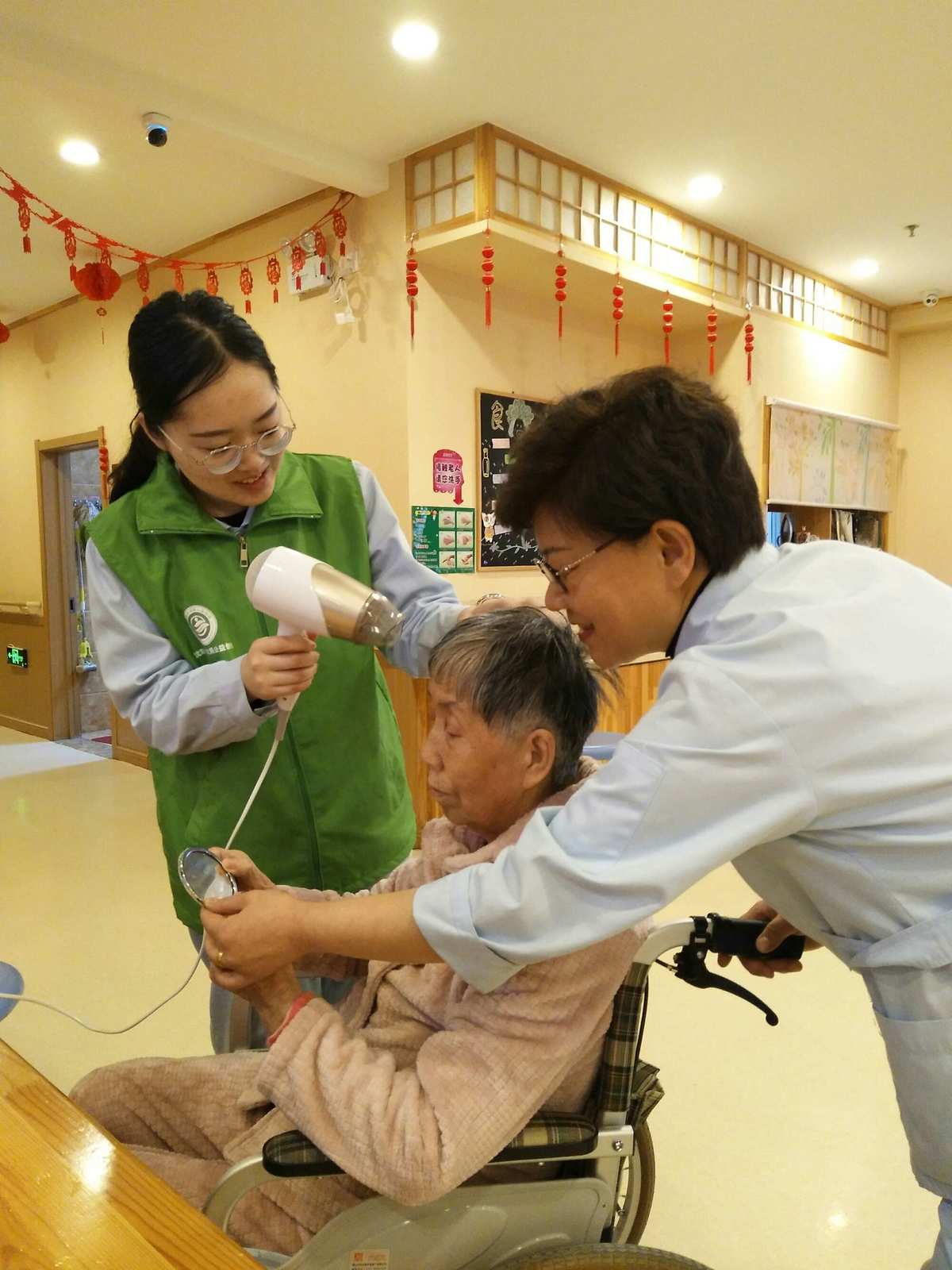 万佳宜康文安路居家养护中心困难老人助浴服务