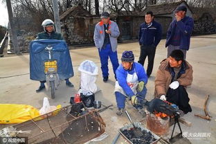 日照六旬老人街头卖爆米花 日挣百元